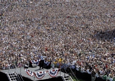 obama-draws-huge-crowd.jpg